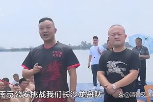 贝嫂：我难道不香吗？小贝偷瞄美女啦啦队后贝嫂的反应？